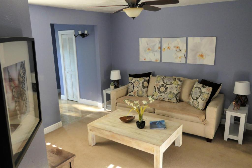 a living room with a couch and a coffee table at Barra Villa Resort House II in Fort Myers