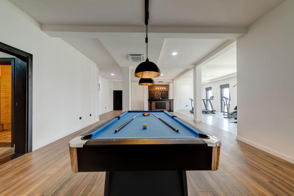 Biliár nebo kulečník v ubytování MonteLux Mansion