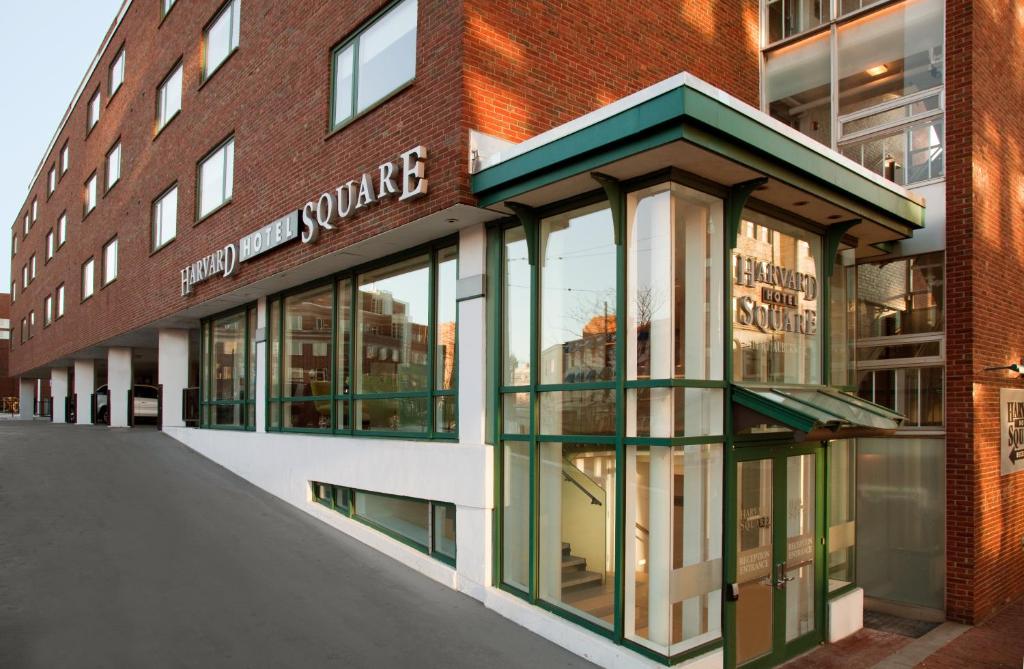 una tienda frente a un edificio de ladrillo con ventanas de cristal en Harvard Square Hotel en Cambridge