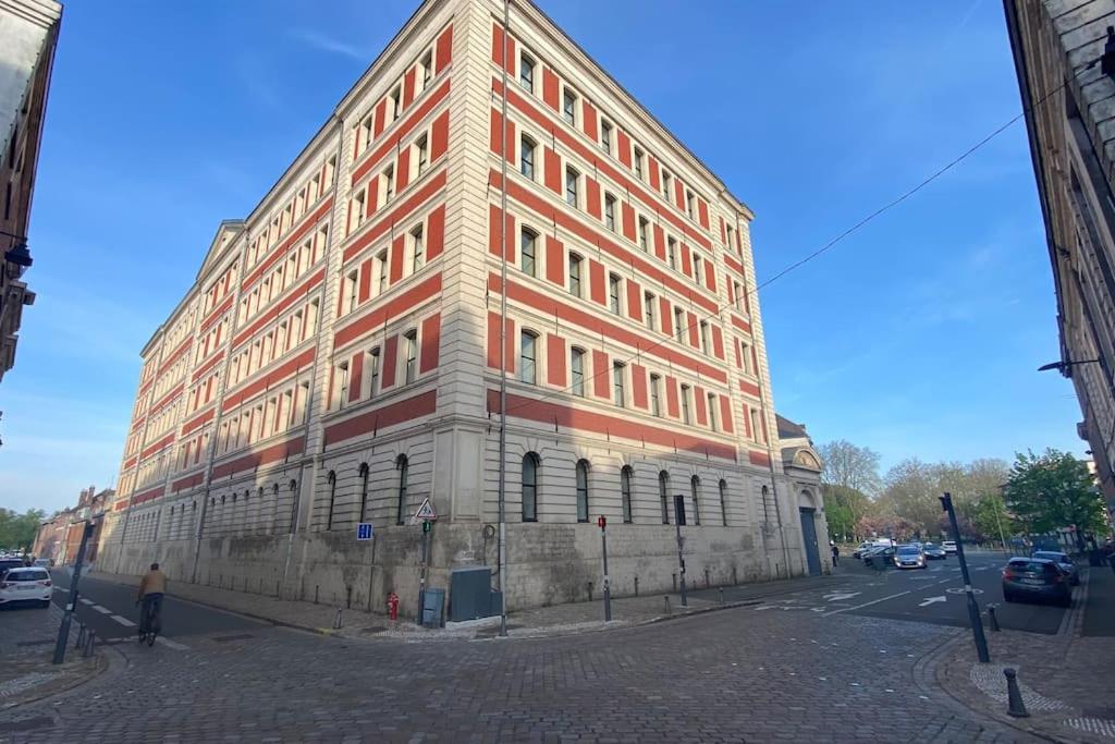 un gran edificio en la esquina de una calle en Superbe Appartement Rue Royale - Gregoire en Lille