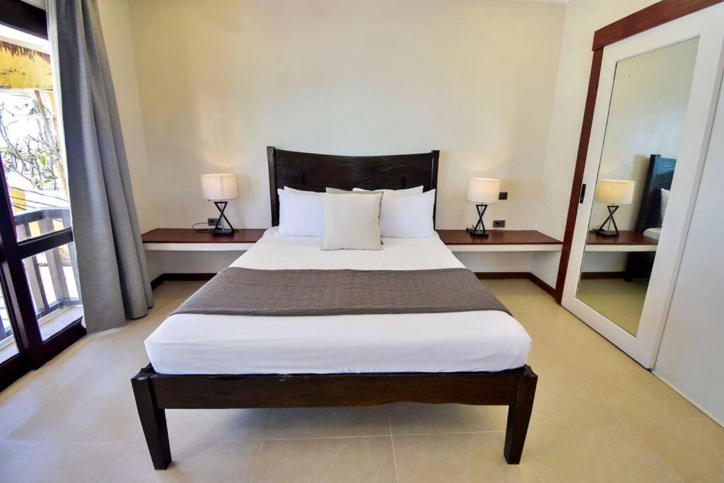 Voodi või voodid majutusasutuse Hey Jude Bulabog Beachfront Residence toas