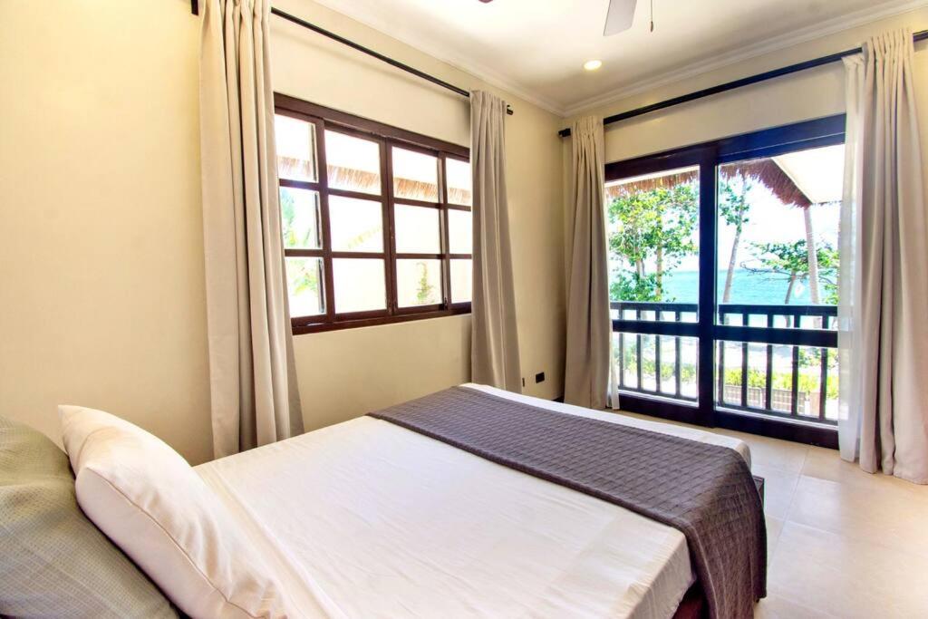 Voodi või voodid majutusasutuse Hey Jude Bulabog Beachfront Residence toas