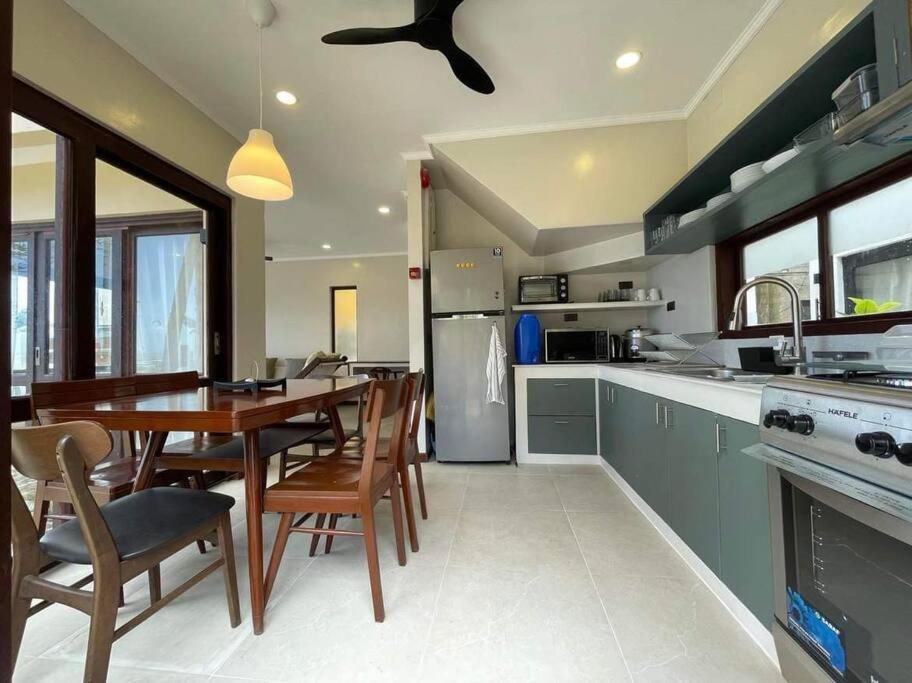 Köök või kööginurk majutusasutuses Hey Jude Bulabog Beachfront Residence