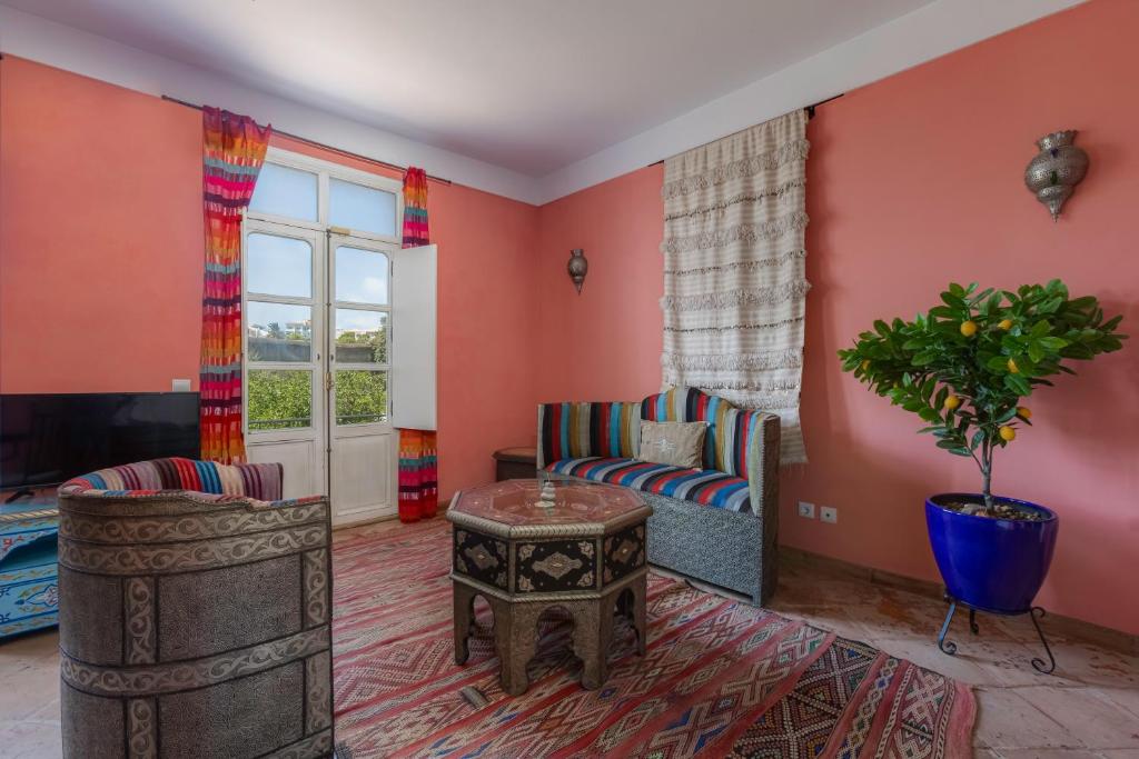 a living room with orange walls and a potted plant at Casa da Moura in Lagos