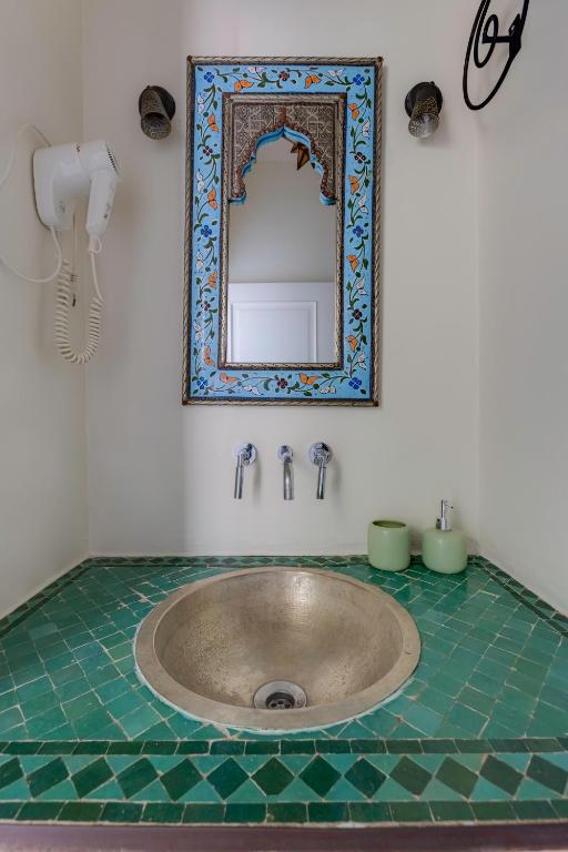 a bathroom with a sink and a mirror at Casa da Moura in Lagos