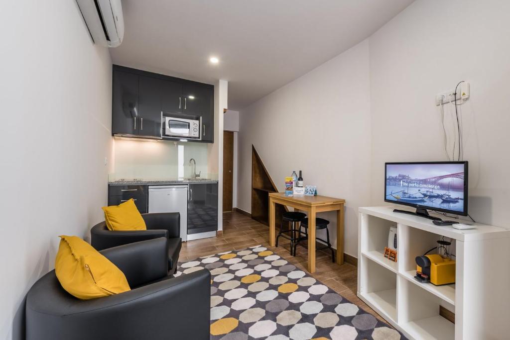 A television and/or entertainment centre at GuestReady - Pocket-sized gem in Porto