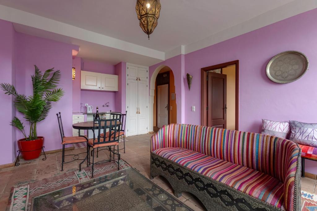 a living room with a couch and a table at Casa da Moura in Lagos