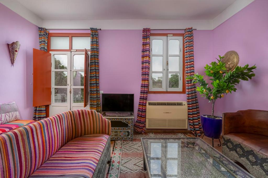 a living room with a couch and a tv at Casa da Moura in Lagos