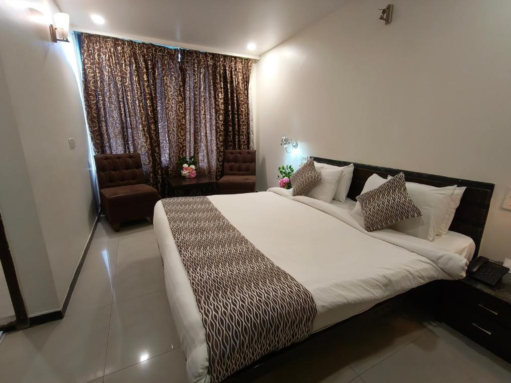 Postel nebo postele na pokoji v ubytování Hotel Heritage 2001, Nagpur