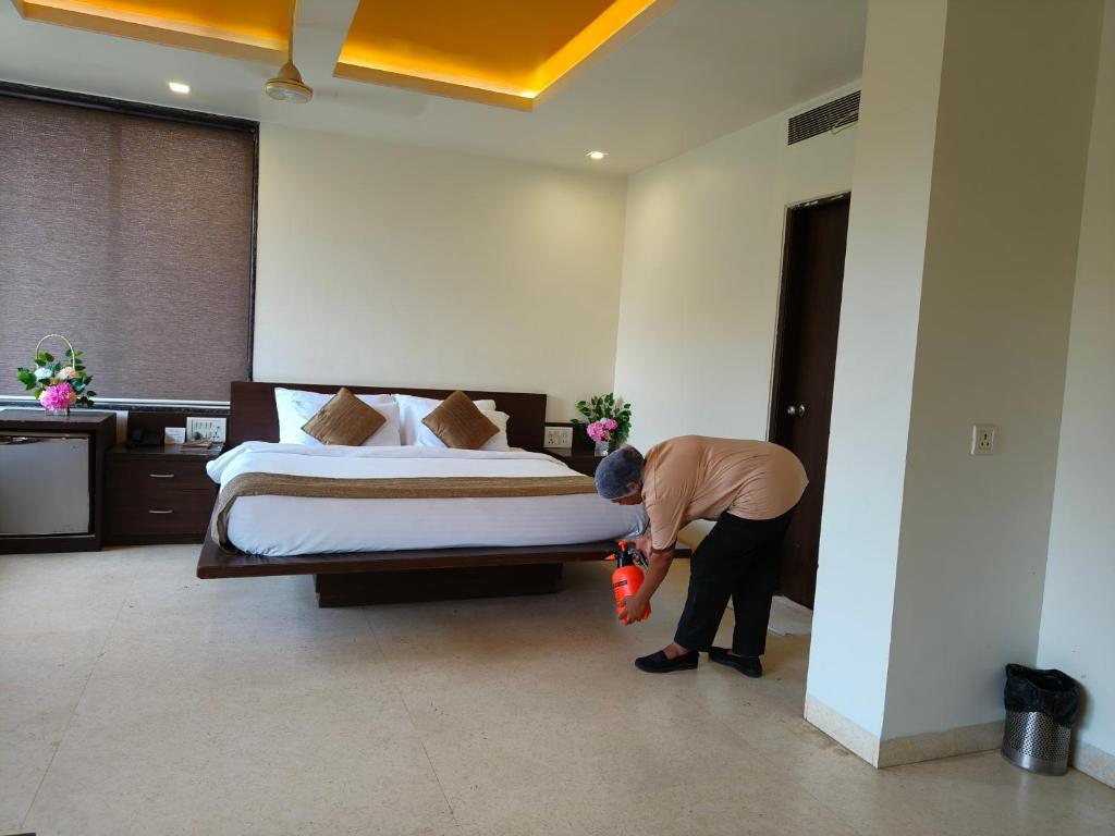 Postel nebo postele na pokoji v ubytování Hotel Heritage 2001, Nagpur