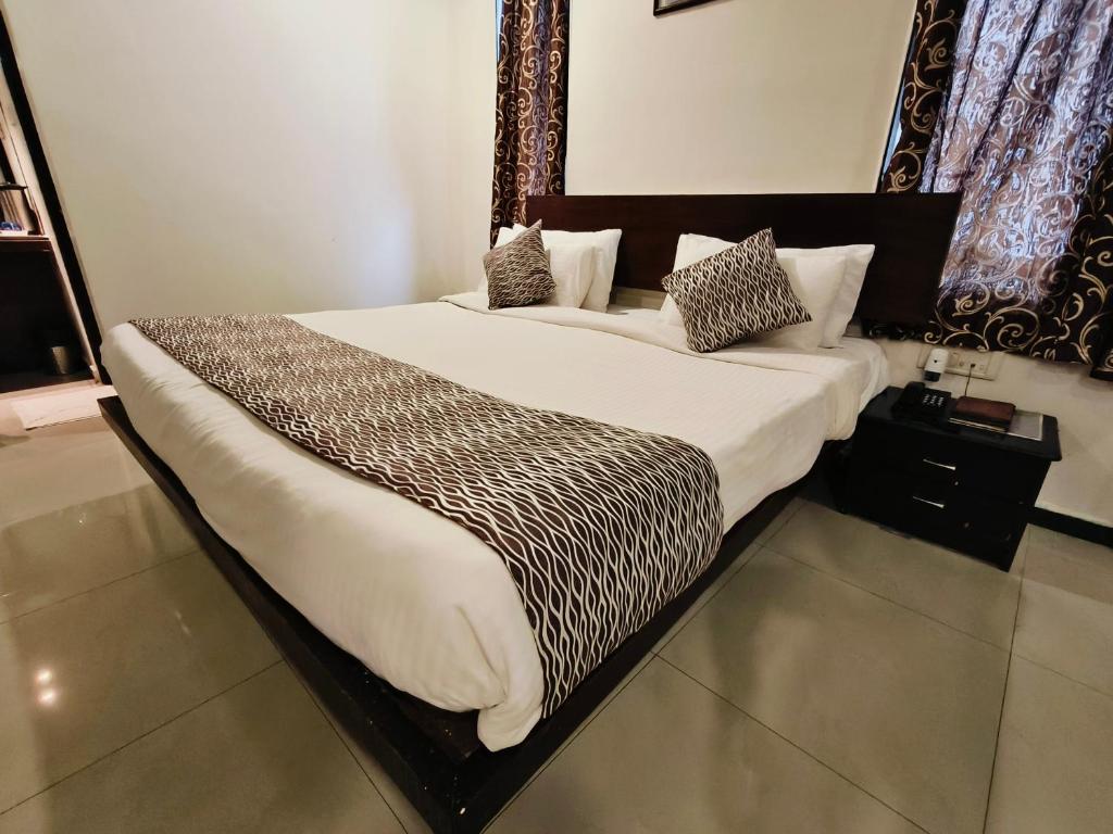 Postel nebo postele na pokoji v ubytování Hotel Heritage 2001, Nagpur