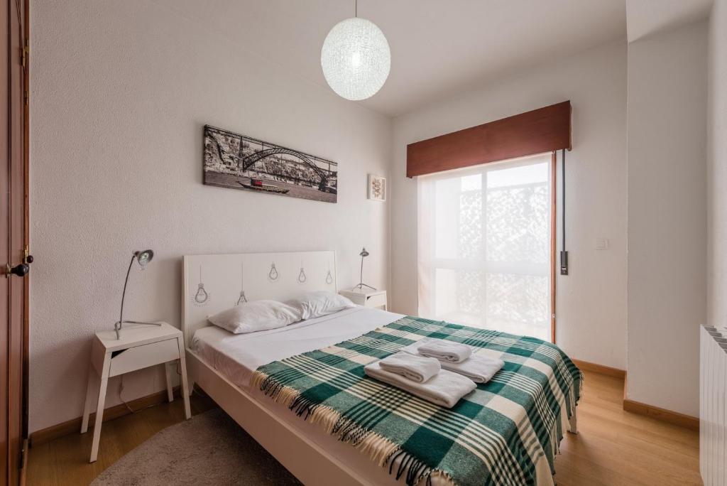 a bedroom with a bed with towels on it at GuestReady - Urban escape with a view in Porto