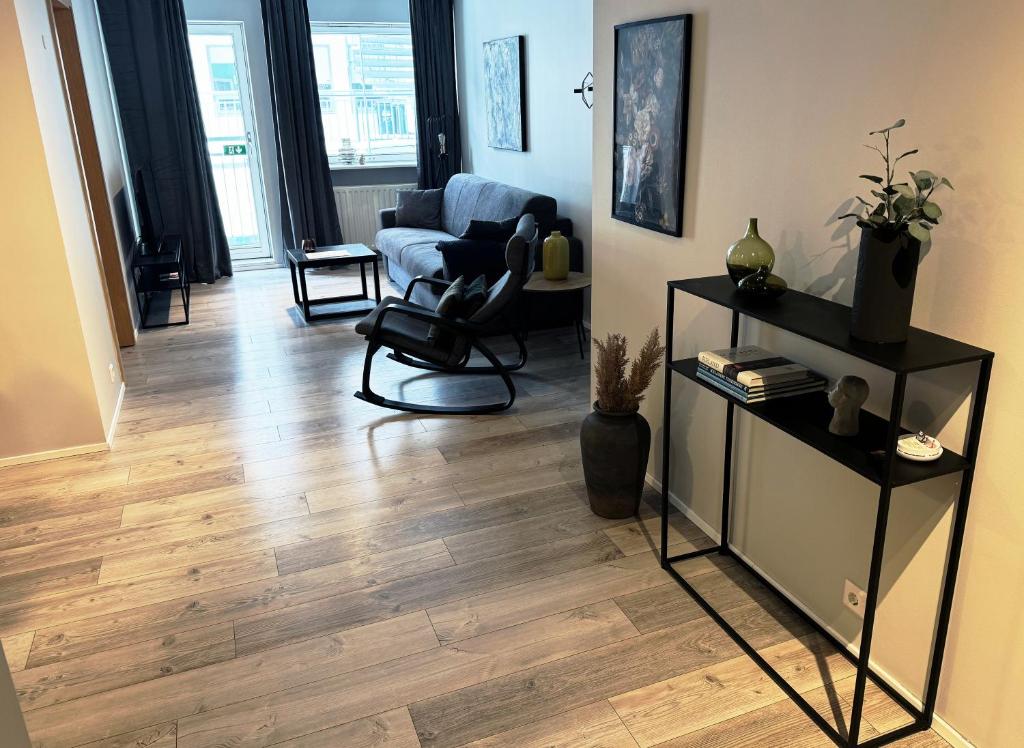 een woonkamer met houten vloeren en een stoel bij Akureyri Backpackers, Hafnarstraeti 100 - Apartment for 4 in Akureyri