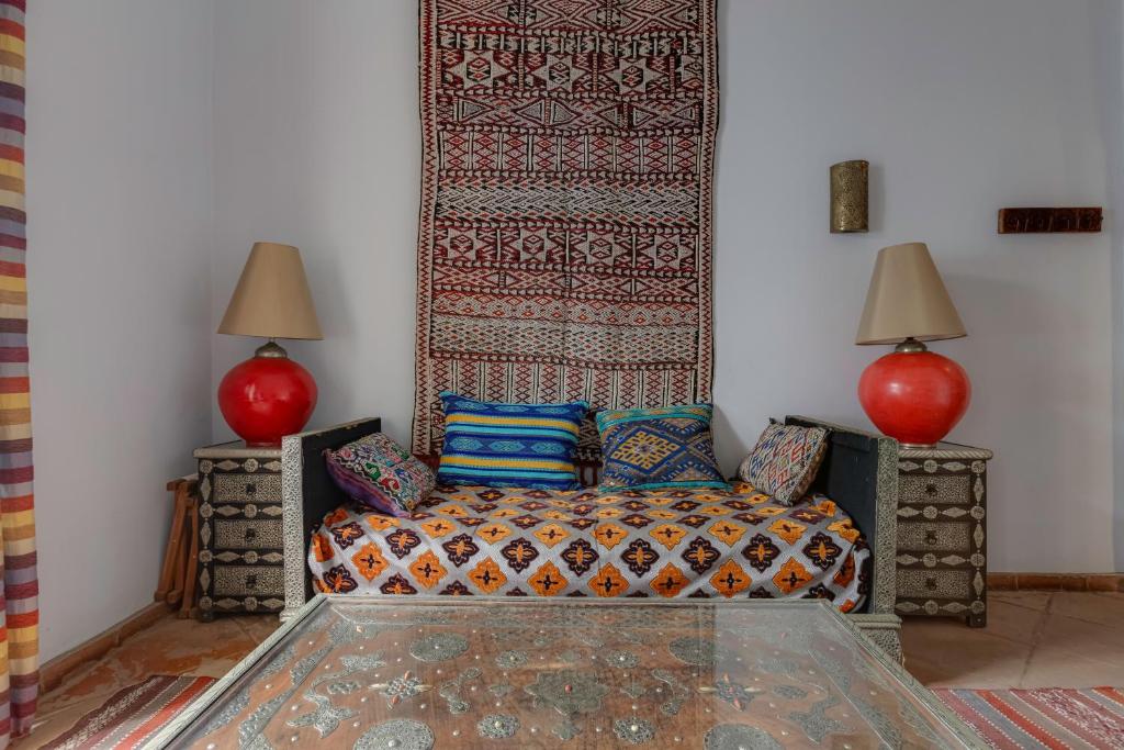 a living room with a couch and two lamps at Casa da Moura in Lagos