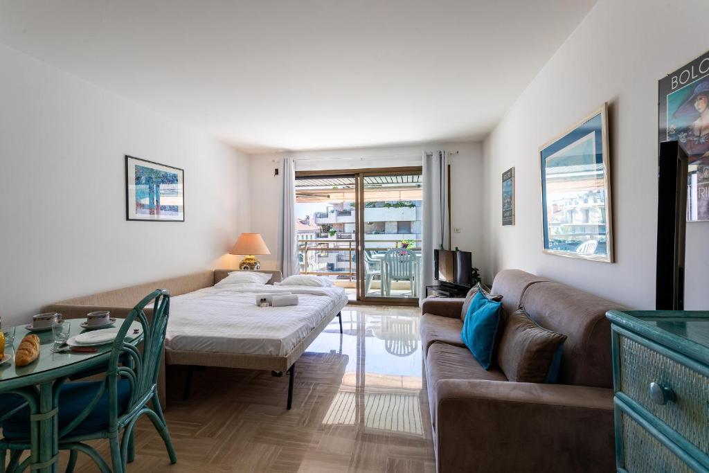 un salon avec un canapé et une table dans l'établissement Résidence Gray d'Albion Studio BRA507, à Cannes