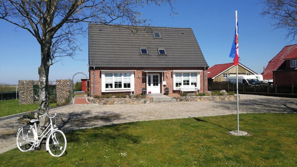 a white bike parked in front of a house at Annas-Huus in Nordstrand