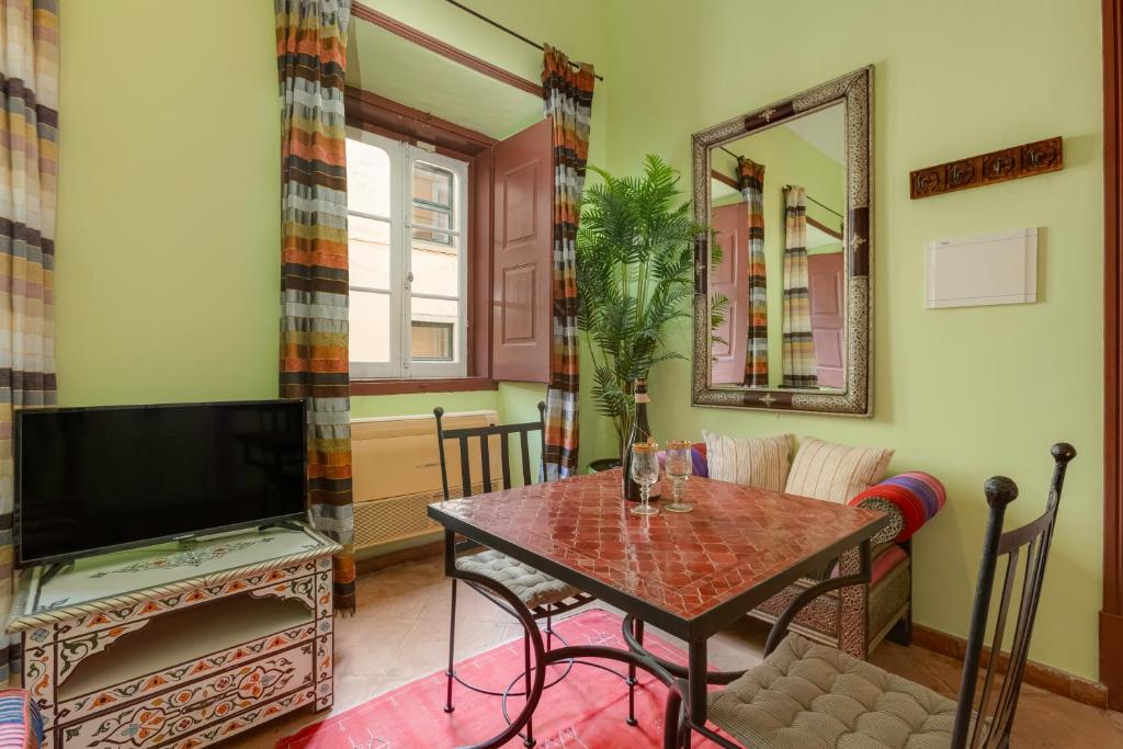 a living room with a table and a television at Casa da Moura in Lagos