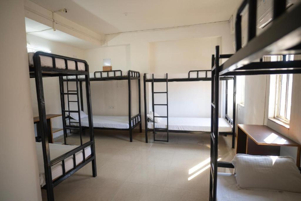 Postel nebo postele na pokoji v ubytování Travelers Hostel
