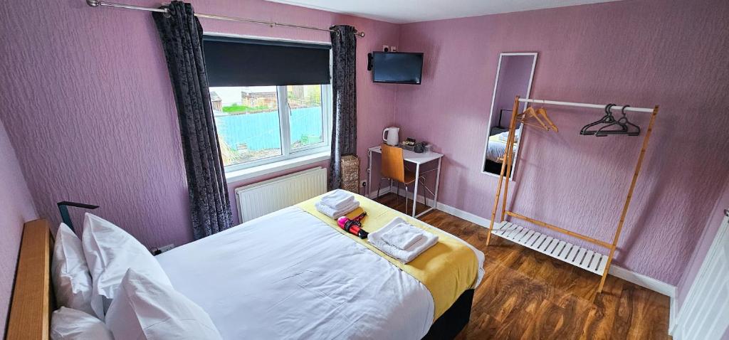sypialnia z dużym łóżkiem w różowym pokoju w obiekcie Lovat 2 Bedroom Apartment - Inverness w mieście Inverness