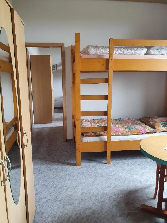 Monteurzimmer Alte Schule Heberndorf 1 - 双床间 - 带共用浴室