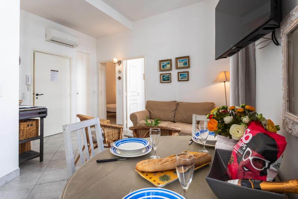 une salle à manger avec une table et un canapé dans l'établissement Freres PradignacLAT1101, à Cannes