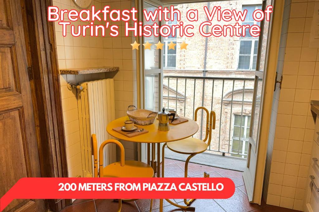 都靈的住宿－500 m Mole Antonelliana, con Vista su Torino，窗户客房内的桌椅