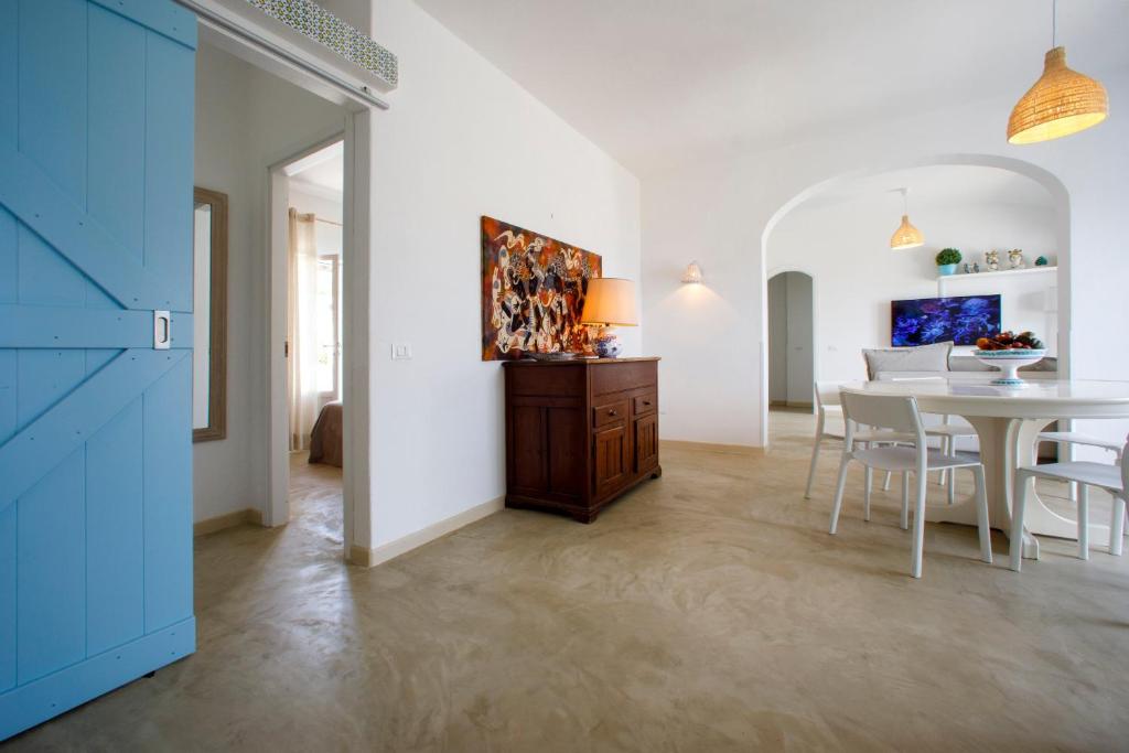 uma sala de estar com uma mesa e uma sala de jantar em Villetta Acacie em San Vito lo Capo
