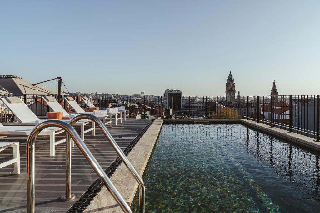 a swimming pool on the roof of a building at Vincci Bonjardim in Porto