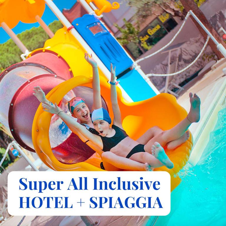 Bazén v ubytování Hotel Everest nebo v jeho okolí