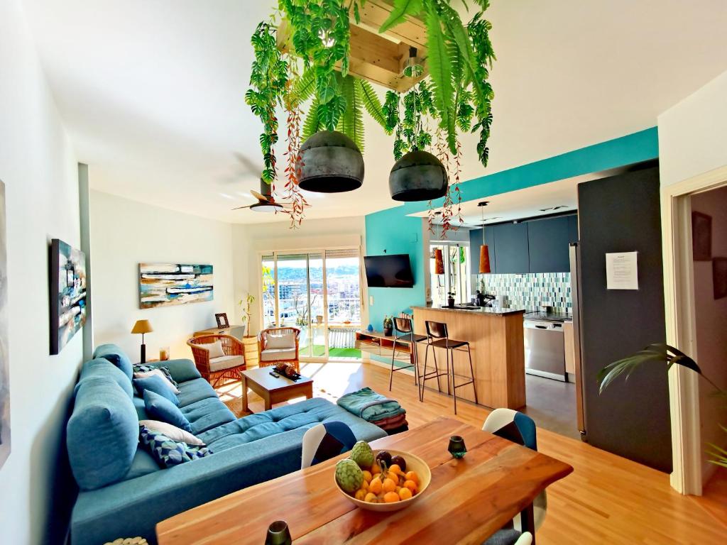 een woonkamer met een blauwe bank en een tafel bij Miramar 22 in Almuñécar