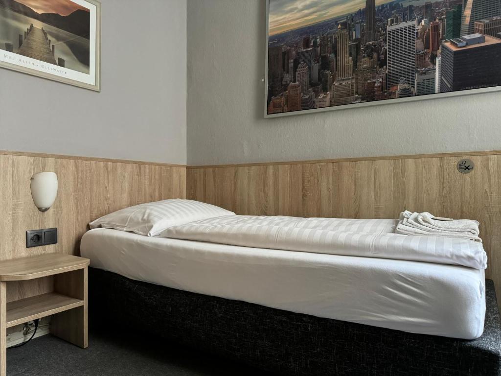 Postel nebo postele na pokoji v ubytování Hotel Kieler Hof am Hauptbahnhof - Hamburg Central Station