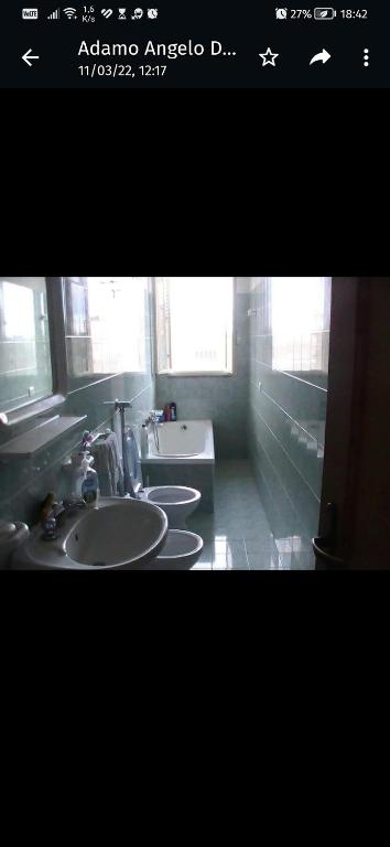 ein Bad mit 3 Waschbecken in einem Zimmer in der Unterkunft Villa Adamo in Santa Maria Del Focallo