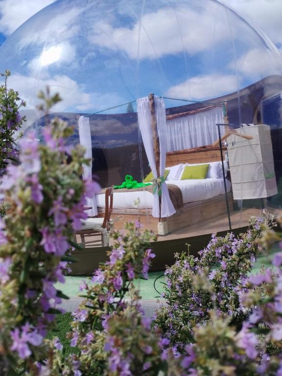 Postel nebo postele na pokoji v ubytování COSMOVEROS - Hotel Burbuja