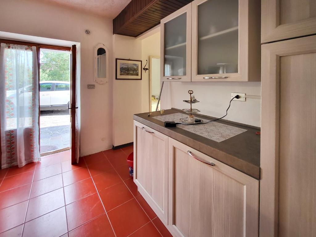 uma cozinha com um lavatório e uma bancada em Casa Olivi Calmasino em Calmasino