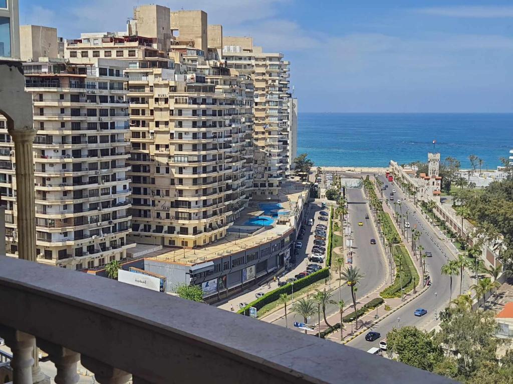 - une vue sur la ville avec ses grands bâtiments et l'océan dans l'établissement Sea and Montaza Palace view 2 bedrooms apartment alexandria,2 full bathrooms, with 2 AC and 1 Stand Fan, wifi, 4 blankets available, à Alexandrie