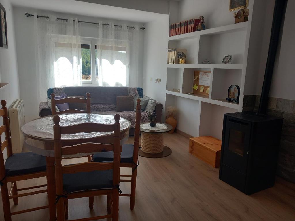 A kitchen or kitchenette at Apartamento Plano Royo 2º