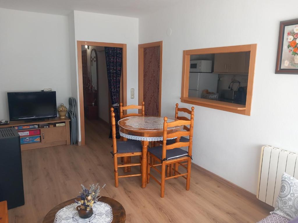 A television and/or entertainment centre at Apartamento Plano Royo 2º