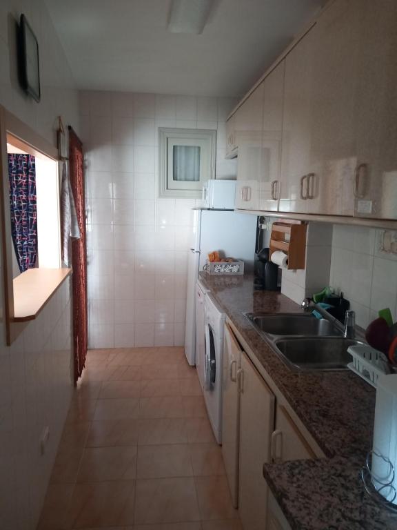 A kitchen or kitchenette at Apartamento Plano Royo 2º