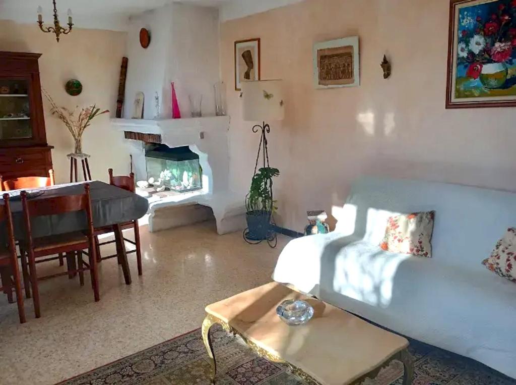 un salon avec un canapé et une table dans l'établissement Appartement charmant à Aix-en-Provence - 48m² - Balcon privé, à Aix-en-Provence
