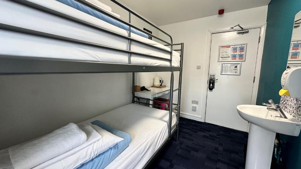 Postel nebo postele na pokoji v ubytování Smart Hyde Park Inn