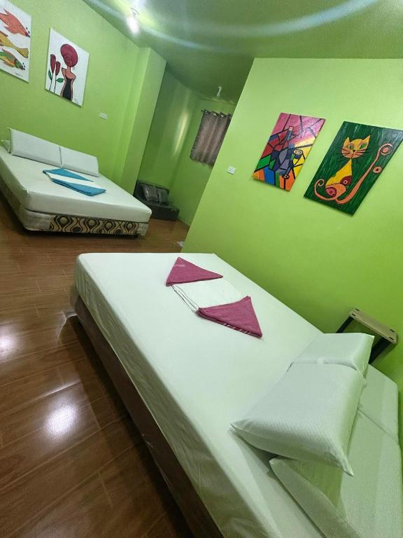 Postel nebo postele na pokoji v ubytování Sascha's Place Oslob