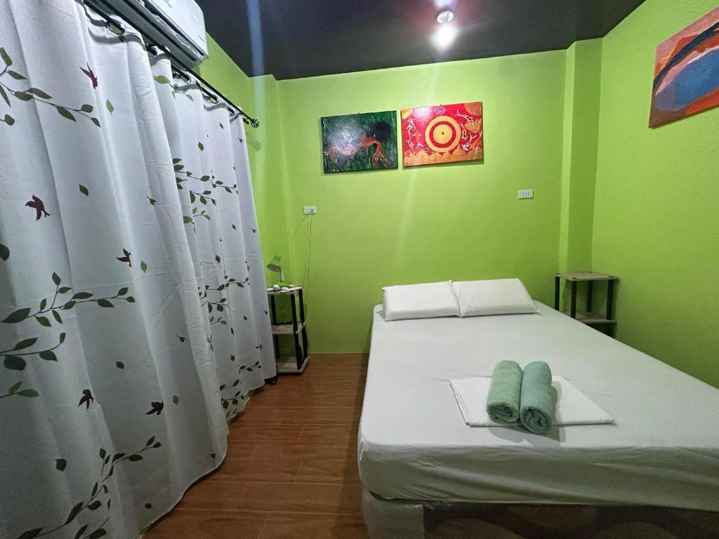 Postel nebo postele na pokoji v ubytování Sascha's Place Oslob
