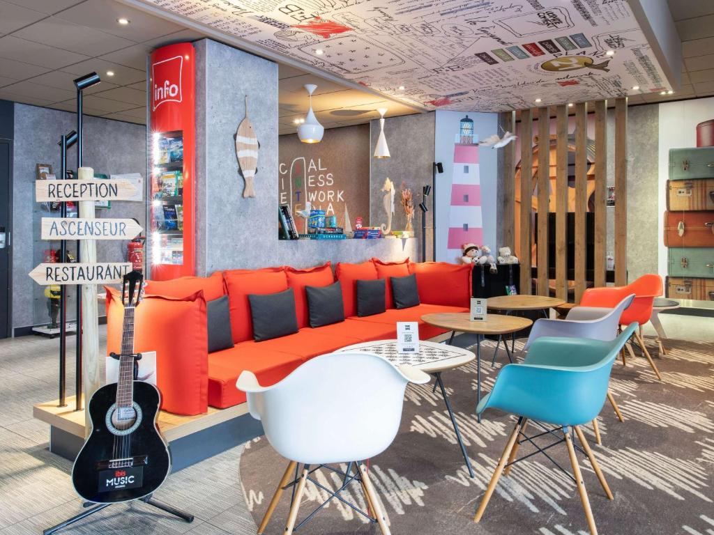波爾尼謝的住宿－ibis La Baule Pornichet Plage，带沙发和椅子的商店和吉他