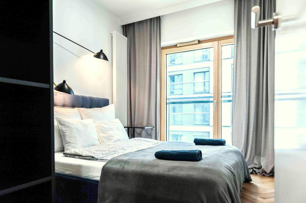 Posteľ alebo postele v izbe v ubytovaní VipWarsawApartments Onyx Mennica Residence