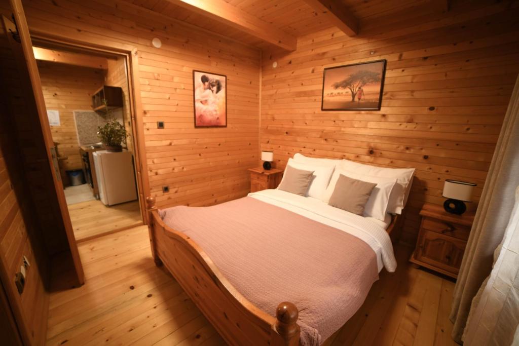 Postel nebo postele na pokoji v ubytování Vinarija Grabak - Brvnara