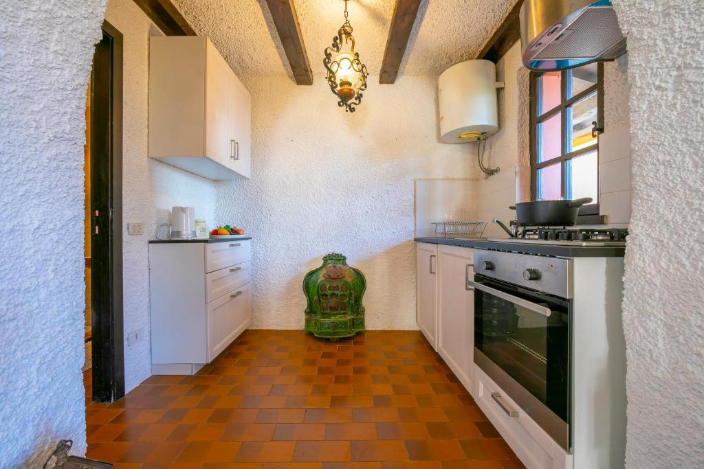 Kuchyňa alebo kuchynka v ubytovaní Cosy Nest - Terrace & Parking Private - Happy Rentals