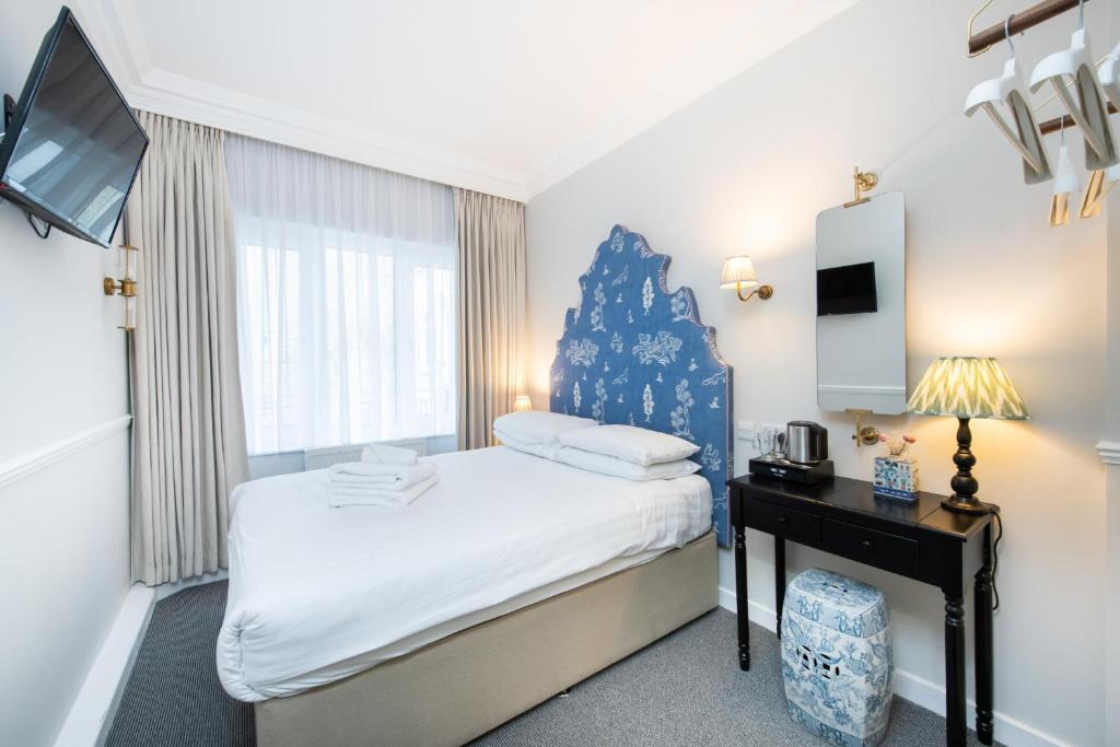 Postel nebo postele na pokoji v ubytování Americana Hotel