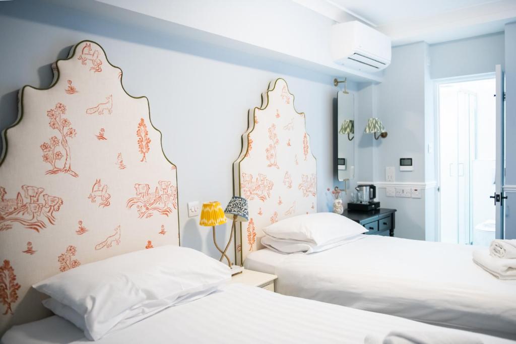 Postel nebo postele na pokoji v ubytování Americana Hotel