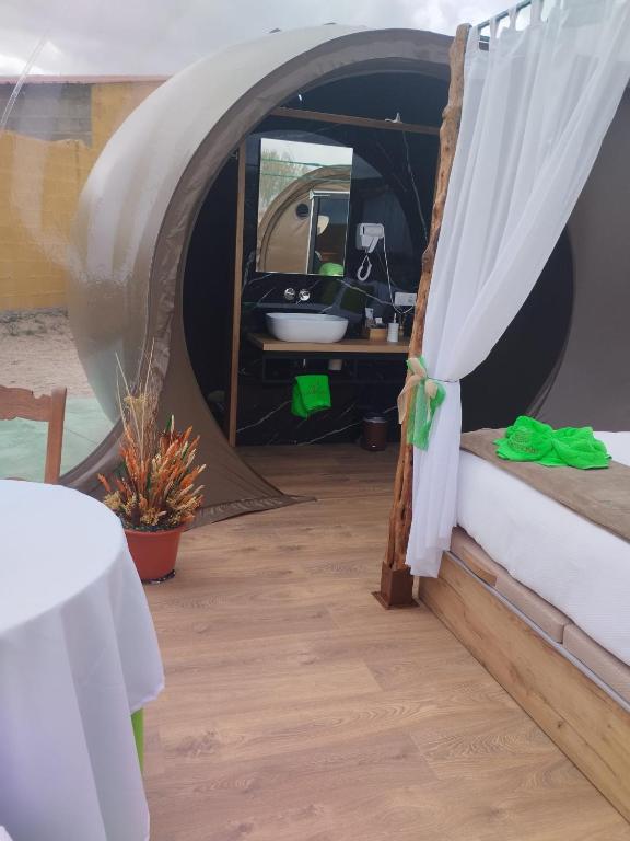 TV a/nebo společenská místnost v ubytování COSMOVEROS - Hotel Burbuja