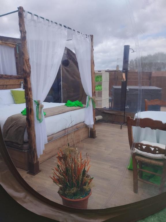 Postel nebo postele na pokoji v ubytování COSMOVEROS - Hotel Burbuja